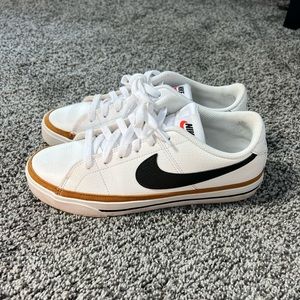 Nike Women's 9/Mens 7.5 Court Legacy Sneaker White Shoes